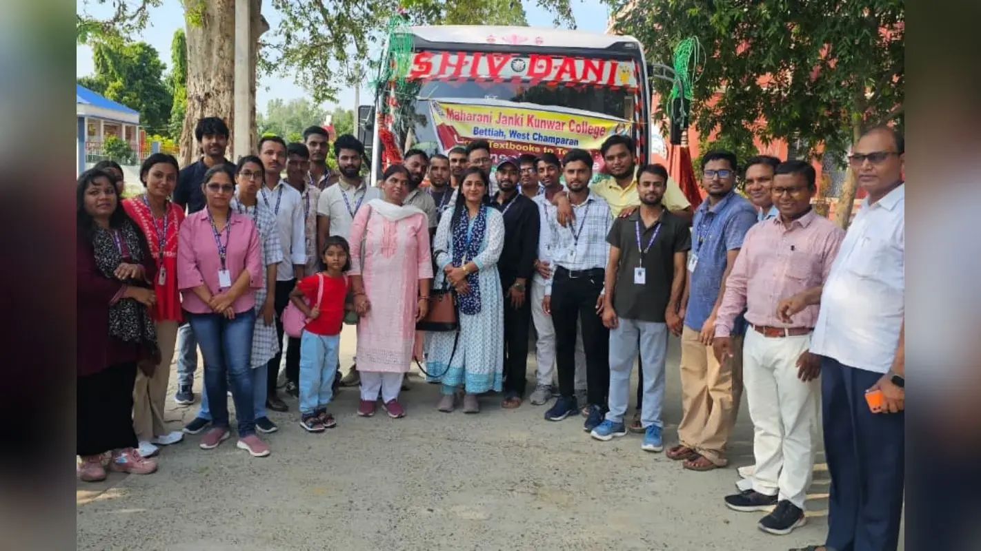 किताबों से निकलकर हिमालय तक पहुंचे एमजेके कॉलेज के छात्र, नेपाल में करेंगे भूगोल का फील्ड स्टडी